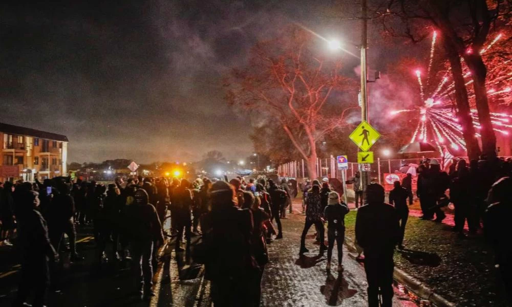 ΗΠΑ: Δεύτερη νύχτα έντασης στη Μινεάπολις μετά τον θάνατο Αφροαμερικανού